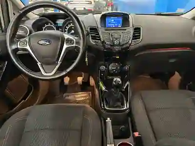 Ford Fiesta 2017 - 9900 EUR, 152000 km - AUTO.MOTO.pt - 152000km - foto 12 de 23