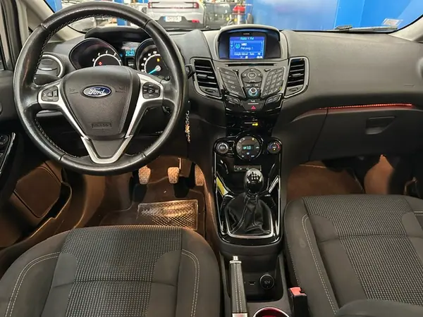 Ford Fiesta 2017 - 9900 EUR, 152000 km - AUTO.MOTO.pt - 152000km - foto 12 de 23
