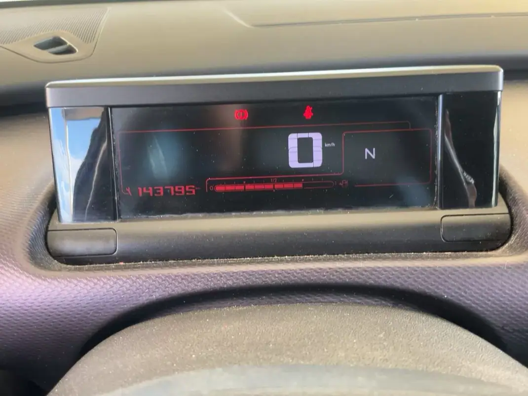 Citroën C4 Cactus 2014 - 10490 EUR, 143000 km - AUTO.MOTO.pt - 143000km - foto 5 de 5