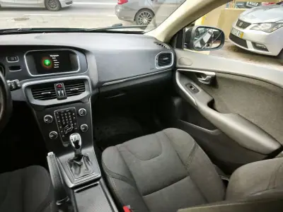 Volvo V40 Cross Country 2017 - 18500 EUR, 100000 km - AUTO.MOTO.pt - 100000km - foto 30 de 34