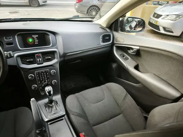 Volvo V40 Cross Country 2017 - 18500 EUR, 100000 km - AUTO.MOTO.pt - 100000km - foto 30 de 34