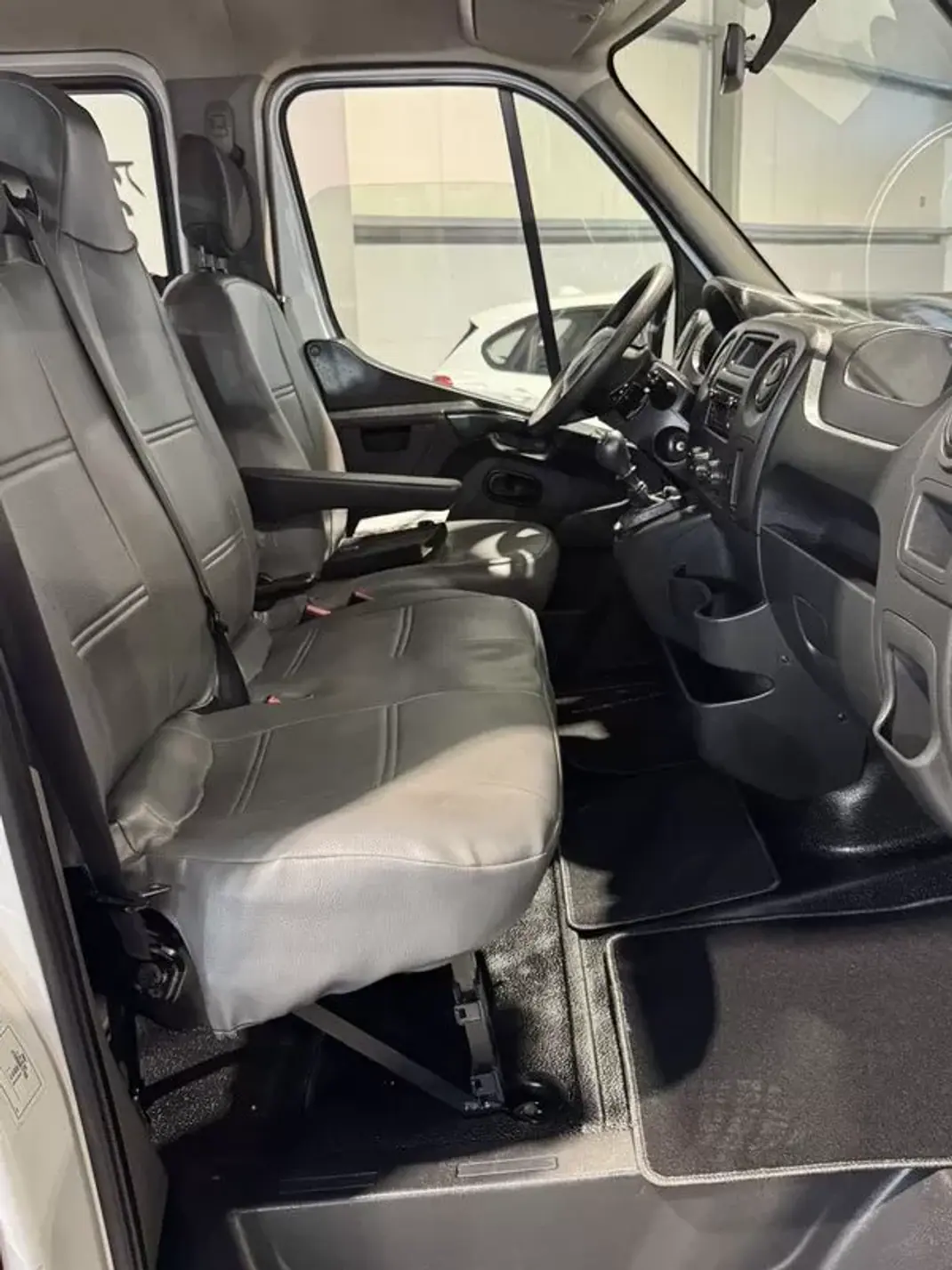 Renault Master 2019 - 18490 EUR, 264950 km - 264950km - foto 28 de 38