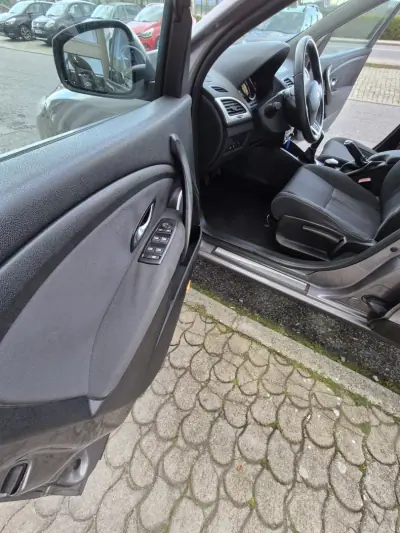 Renault Mégane 2010 - 9950 EUR, 148000 km - AUTO.MOTO.pt - 148000km - foto 17 de 26