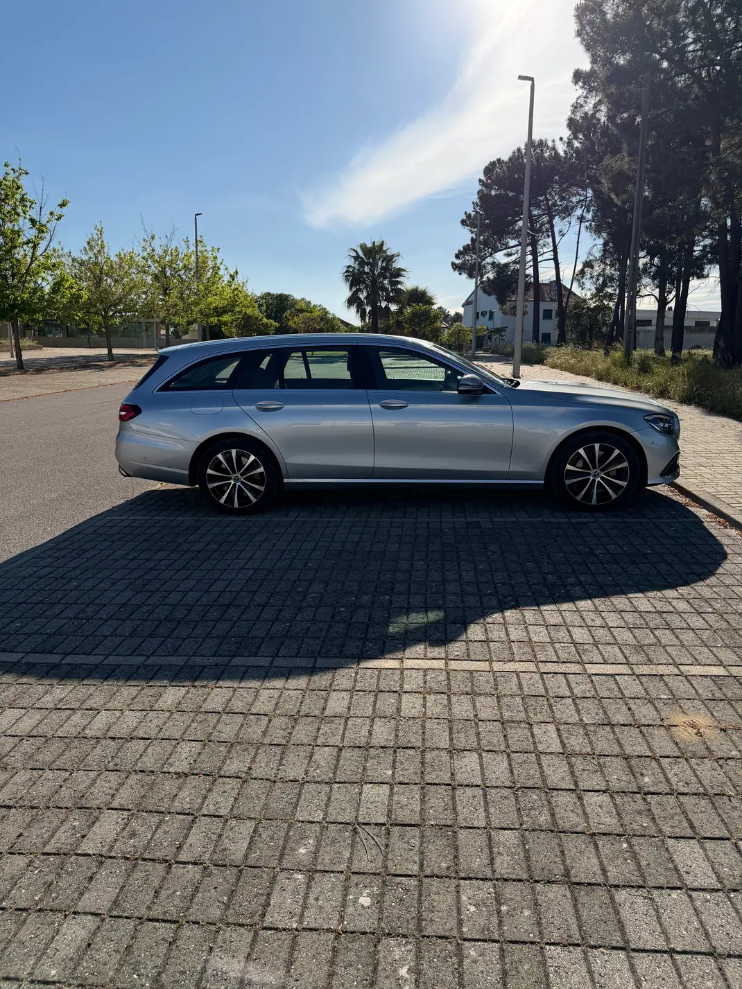 Mercedes-Benz E 300 2021 - 31900 EUR, 119000 km - AUTO.MOTO.pt - 119000km - foto 9 de 15