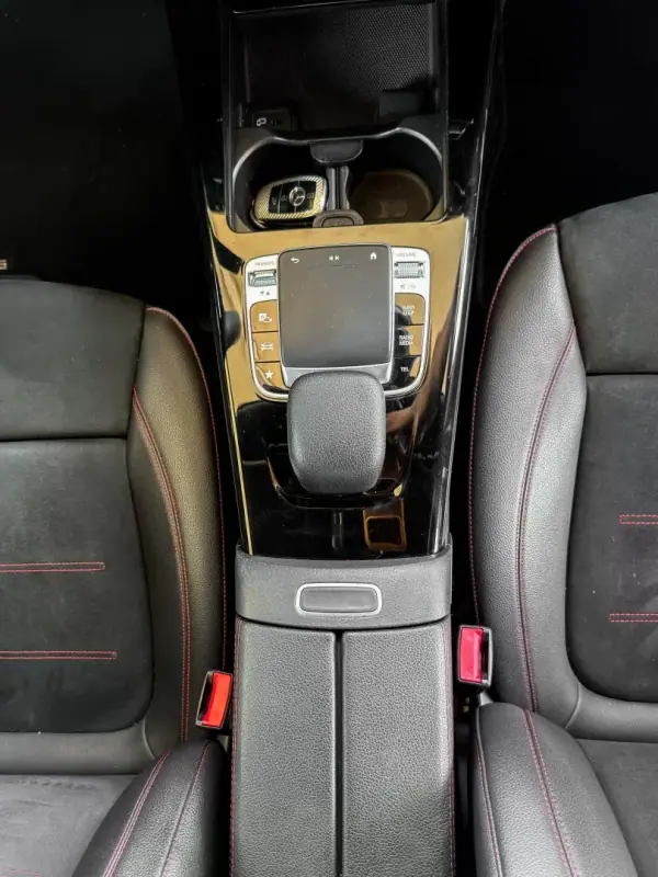 Mercedes-Benz A 180 2018 - 23500 EUR, 102000 km - AUTO.MOTO.pt - 102000km - foto 12 de 19