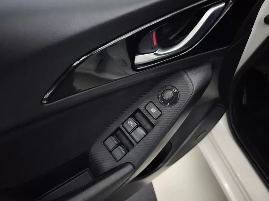 Mazda 3 2016 - 12450 EUR, 207205 km - AUTO.MOTO.pt - 207205km - foto 19 de 40