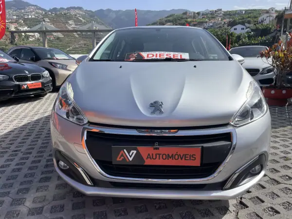 Peugeot 208 2016 - 13950 EUR, 129338 km - AUTO.MOTO.pt - 129338km - foto 2 de 12