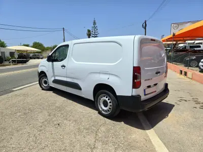 Fiat Doblo 2023 - 16950 EUR, 130288 km - AUTO.MOTO.pt - 130288km - foto 4 de 10