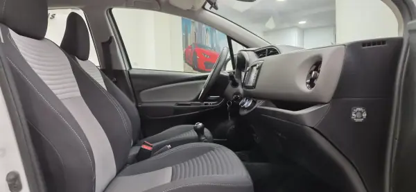 Toyota Yaris 2020 - 12990 EUR, 61278 km - AUTO.MOTO.pt - 61278km - foto 35 de 39