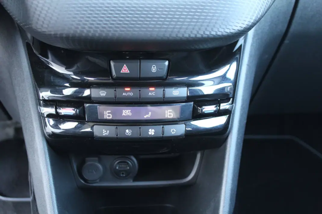 Peugeot 2008 2015 - 10500 EUR, 148600 km - AUTO.MOTO.pt - 148600km - foto 15 de 19