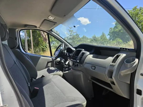 Opel Vivaro 2012 - 10500 EUR, 206000 km - AUTO.MOTO.pt - 206000km - foto 7 de 10