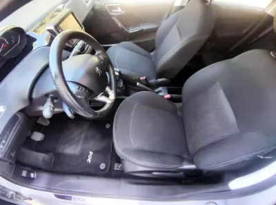 Peugeot 208 2017 - 7500 EUR, 183274 km - AUTO.MOTO.pt - 183274km - foto 15 de 23