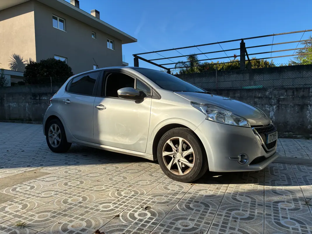 Peugeot 208 2014 - 7800 EUR, 79000 km - AUTO.MOTO.pt - 79000km - foto 7 de 7