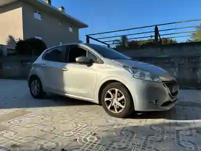 Peugeot 208 2014 - 7800 EUR, 79000 km - AUTO.MOTO.pt - 79000km - foto 7 de 7