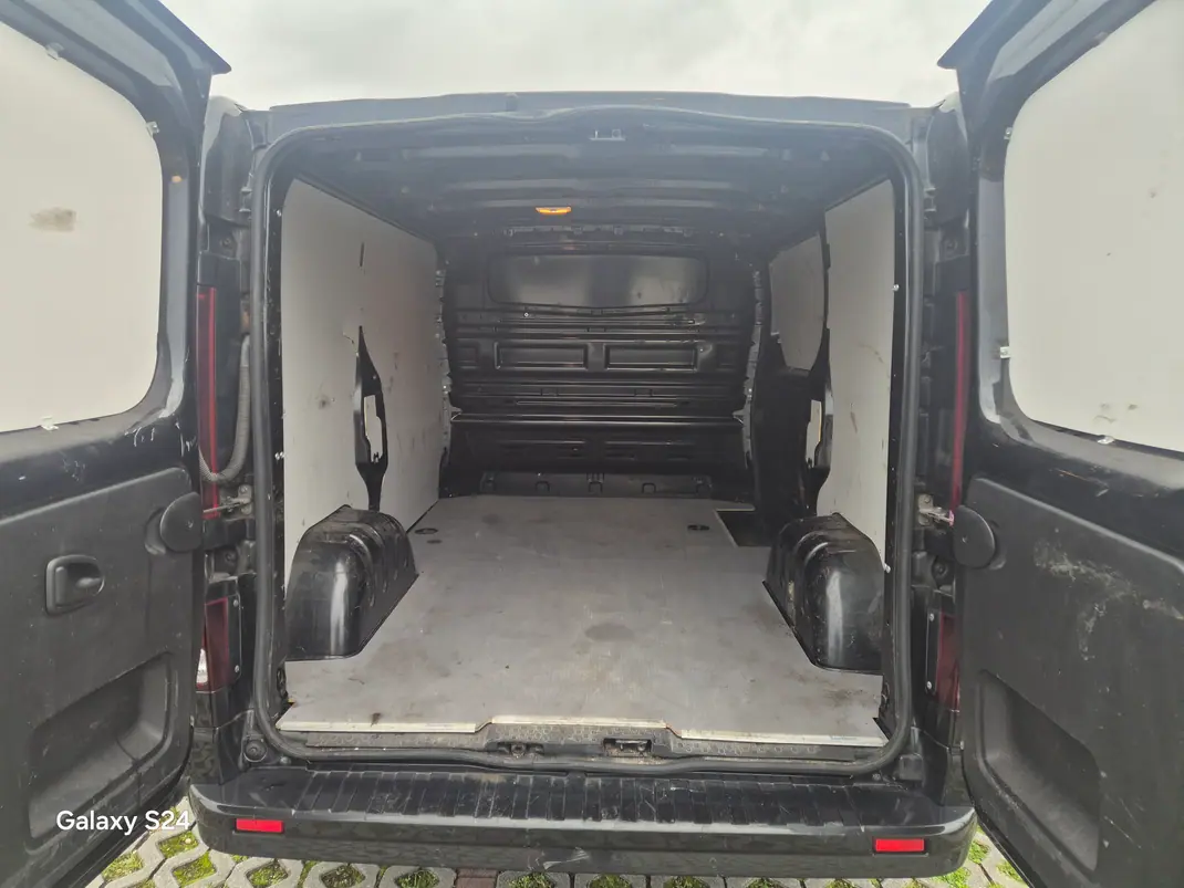 Opel Vivaro 2018 - 12900 EUR, 220000 km - AUTO.MOTO.pt - 220000km - foto 7 de 12