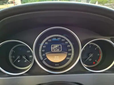 Mercedes-Benz C 200 2011 - 11500 EUR, 221260 km - AUTO.MOTO.pt - 221260km - foto 31 de 32