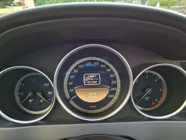 Mercedes-Benz C 200 2011 - 11500 EUR, 221260 km - AUTO.MOTO.pt - 221260km - foto 31 de 32