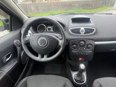Renault Clio Break 2009 - 5450 EUR, 202000 km - AUTO.MOTO.pt - 202000km - foto 17 de 26