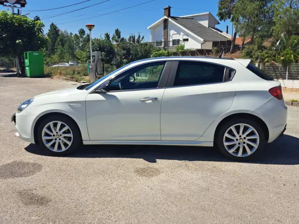 Alfa Romeo Giulietta 2012 - 8900 EUR, 195000 km - AUTO.MOTO.pt - 195000km - foto 10 de 40