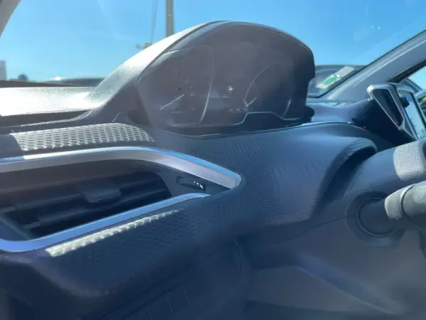 Peugeot 208 2018 - 10250 EUR, 88200 km - AUTO.MOTO.pt - 88200km - foto 10 de 17