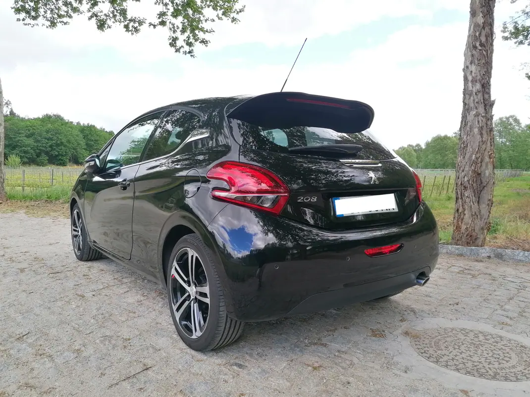 Peugeot 208 2016 - 10999 EUR, 139500 km - AUTO.MOTO.pt - 139500km - foto 4 de 9