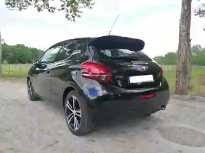 Peugeot 208 2016 - 10999 EUR, 139500 km - AUTO.MOTO.pt - 139500km - foto 4 de 9
