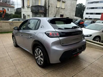 Peugeot e-208 2020 - 15750 EUR, 56000 km - AUTO.MOTO.pt - 56000km - foto 36 de 41