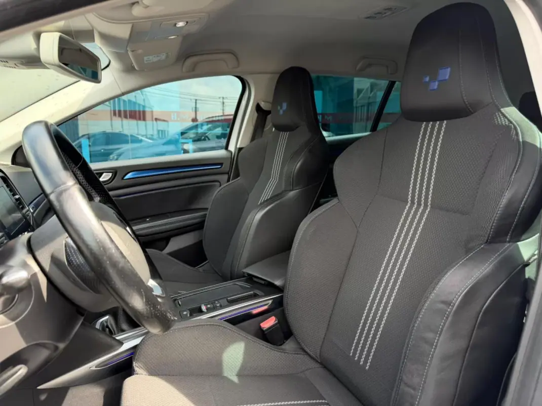 Renault Mégane Sport Tourer 2017 - 13300 EUR, 162000 km - AUTO.MOTO.pt - 162000km - foto 7 de 11