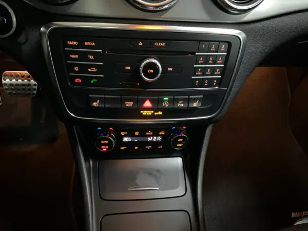 Mercedes-Benz GLA 180 2015 - 21950 EUR, 22737 km - AUTO.MOTO.pt - 22737km - foto 14 de 20