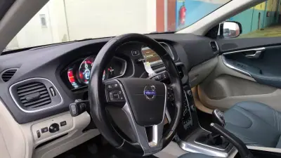 Volvo V40 2013 - 11400 EUR, 182000 km - AUTO.MOTO.pt - 182000km - foto 15 de 24