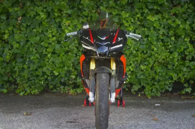 Aprilia Tuono 125 Base 2016 - 9750 EUR, 12400 km - AUTO.MOTO.pt - 12400km - foto 3 de 12