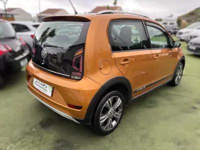 Volkswagen Cross Up! 2018 - 13990 EUR, 101322 km - AUTO.MOTO.pt - 101322km - foto 8 de 14