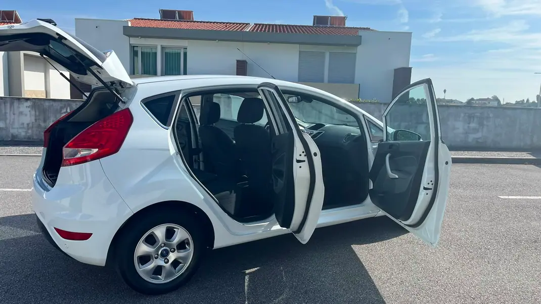 Ford Fiesta 2013 - 7450 EUR, 175000 km - AUTO.MOTO.pt - 175000km - foto 6 de 14