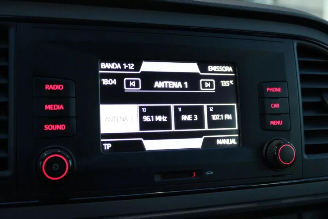 SEAT Leon 2013 - 10900 EUR, 140335 km - AUTO.MOTO.pt - 140335km - foto 12 de 16