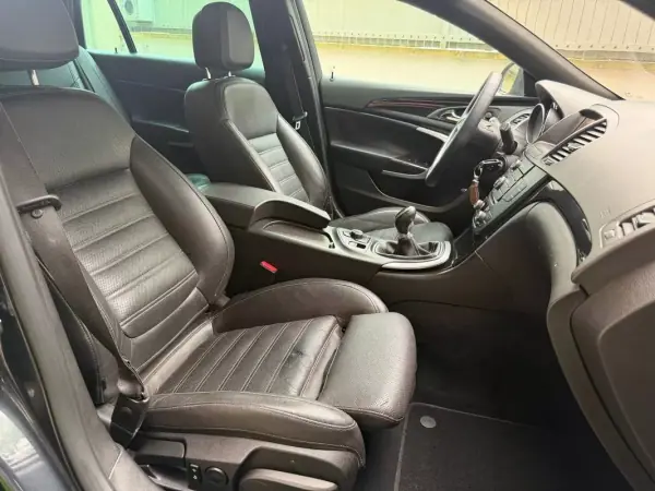 Opel Insignia Sports Tourer 2011 - 5750 EUR, 253323 km - AUTO.MOTO.pt - 253323km - foto 25 de 50