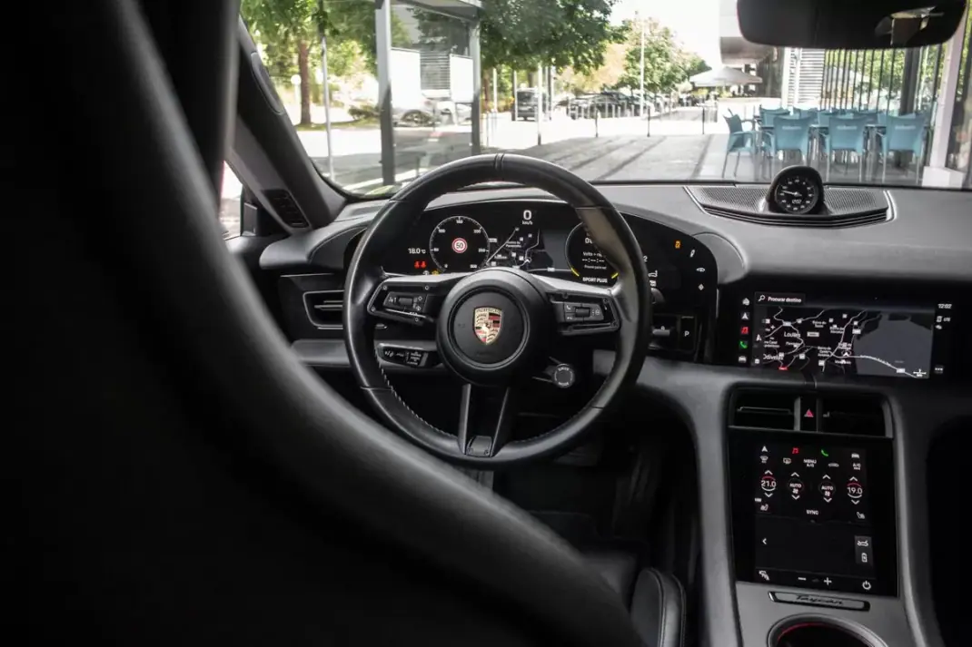 Porsche Taycan 2021 - 59890 EUR, 67644 km - AUTO.MOTO.pt - 67644km - foto 39 de 50