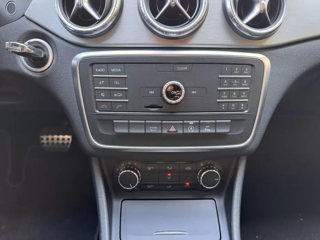 Mercedes-Benz CLA 180 2016 - 18900 EUR, 148405 km - AUTO.MOTO.pt - 148405km - foto 20 de 26