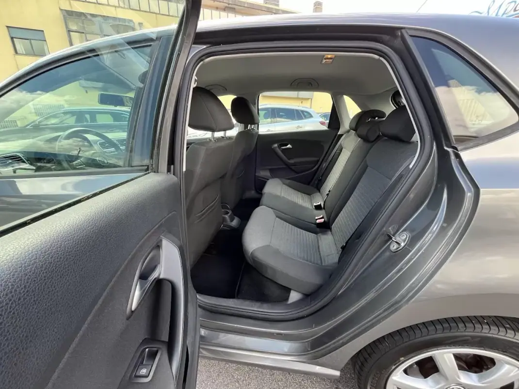 Volkswagen Polo 2009 - 6750 EUR, 237000 km - AUTO.MOTO.pt - 237000km - foto 31 de 41