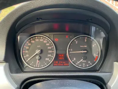 BMW 318 2011 - 8900 EUR, 96199 km - AUTO.MOTO.pt - 96199km - foto 8 de 14