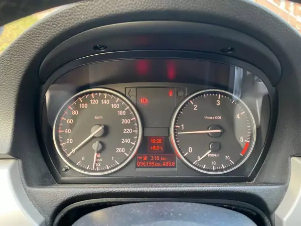 BMW 318 2011 - 8900 EUR, 96199 km - AUTO.MOTO.pt - 96199km - foto 8 de 14