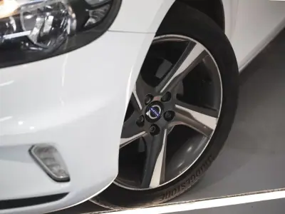 Volvo V40 2015 - 12990 EUR, 117267 km - AUTO.MOTO.pt - 117267km - foto 7 de 17