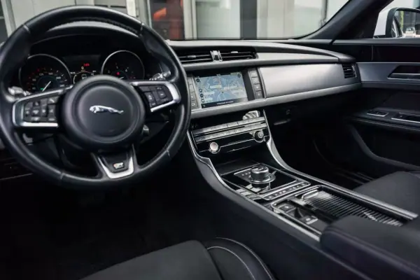 Jaguar XF 2017 - 22990 EUR, 145800 km - AUTO.MOTO.pt - 145800km - foto 12 de 55
