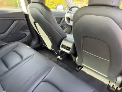 Tesla Model 3 2020 - 21500 EUR, 128300 km - AUTO.MOTO.pt - 128300km - foto 8 de 26