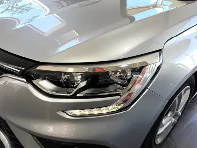 Renault Mégane Sport Tourer 2017 - 9650 EUR, 196121 km - AUTO.MOTO.pt - 196121km - foto 11 de 22