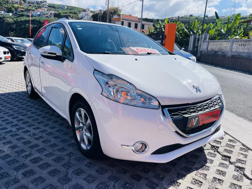 Peugeot 208 2013 - 9950 EUR, 188022 km - AUTO.MOTO.pt - 188022km - foto 1 de 12