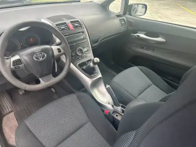Toyota Auris 2010 - 10990 EUR, 210475 km - AUTO.MOTO.pt - 210475km - foto 11 de 13