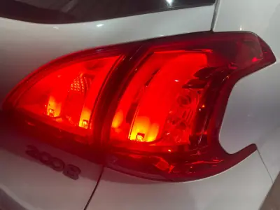 Peugeot 2008 2015 - 8500 EUR, 166000 km - AUTO.MOTO.pt - 166000km - foto 22 de 44