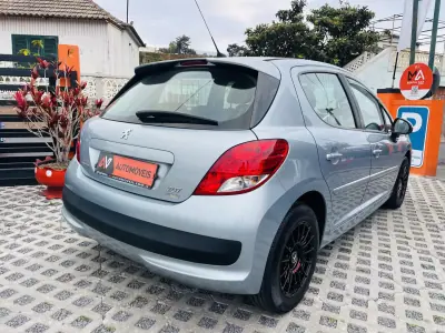 Peugeot 207 2010 - 6500 EUR, 234241 km - AUTO.MOTO.pt - 234241km - foto 7 de 12