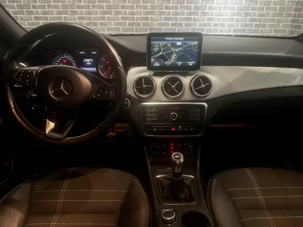 Mercedes-Benz CLA 200 2015 - 22900 EUR, 140000 km - AUTO.MOTO.pt - 140000km - foto 12 de 14