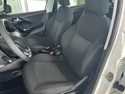 Peugeot 208 2018 - 11990 EUR, 141744 km - AUTO.MOTO.pt - 141744km - foto 8 de 21